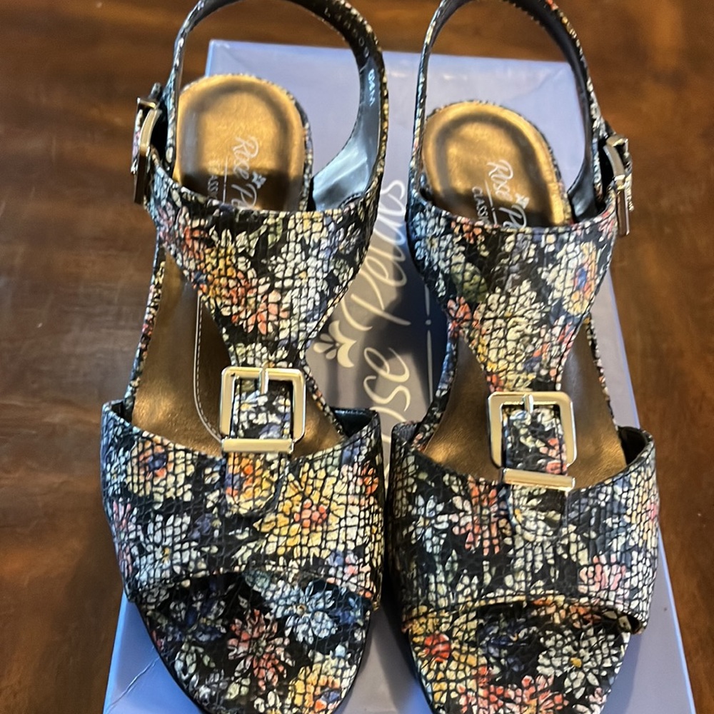 (187)NWT ladies sandals by Rose Petals/Walking Cradles. Size 6 1/2 medium